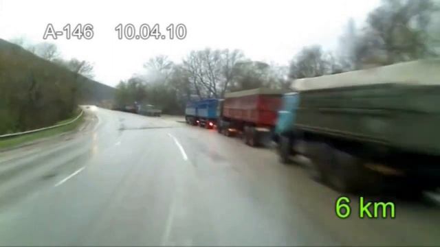 Колейка зерновозов на трассе А146 у Верхнебаканского смотреть онлайн