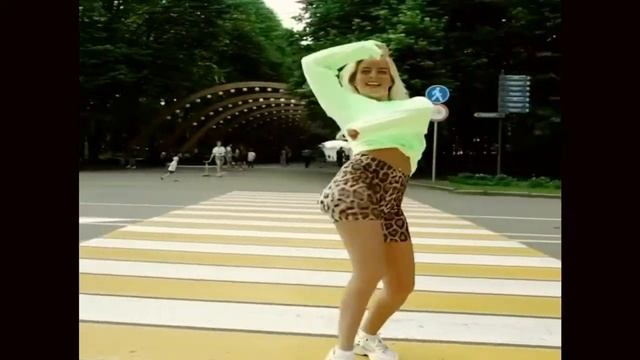 Sarisin Qız Super Twerk Rəqs Edir - Девушка Танцует Классно Попой Тверк смотреть онлайн