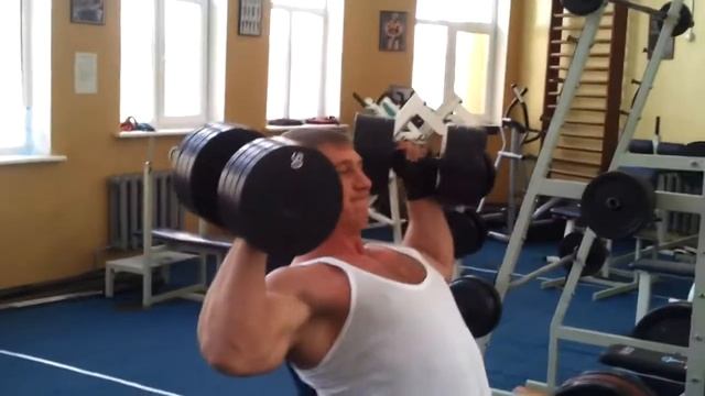 Жим гантелей сидя 50 кг на 6 раз смотреть онлайн
