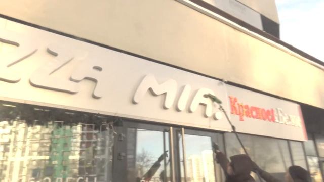 Моем вывеску и витражи зимой. Клининговая компания смотреть онлайн