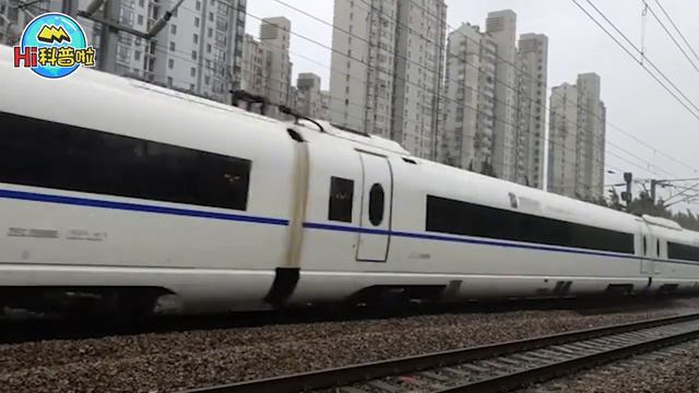 19小时绿皮车VS4小时高铁，为何很多人选前者？这些问题不可忽视 смотреть онлайн