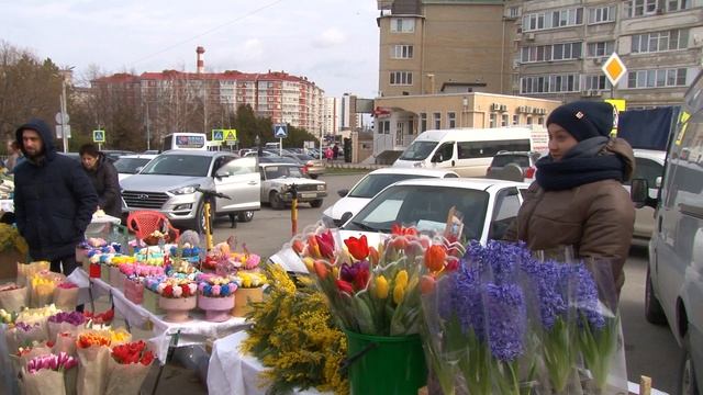 Подарки прекрасным женщинам: в Анапе открыты десятки цветочных базаров