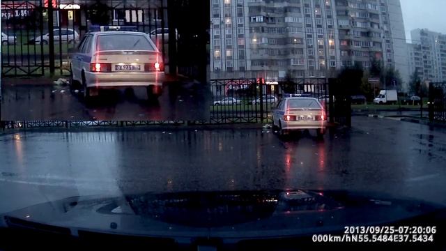 Сотрудник полиции разбрасывает мусор в общественном месте. смотреть онлайн