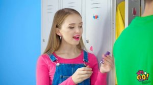 КАК ПРОНЕСТИ КОНФЕТЫ В КЛАСС || Лайфхаки для школы от 123 GO Like!