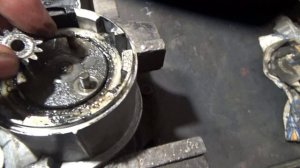 Стартер крутит,но с шумом,треском.Какая причина.