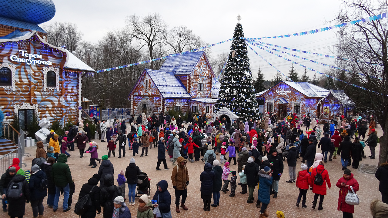 День рождения Деда Мороза 2023 в украшенной московской Усадьбе Дедушки в Кузьминках.