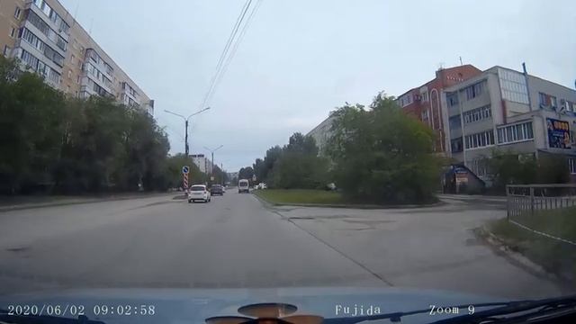 Лихач на мотоцикле обогнал меня как стоячего. Хорошо,что я увидел его в зеркало смотреть онлайн