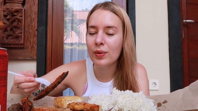 Trying The BEST And CHEAPEST Warung in CANGGU! ?? [SUB INDO] | Coco Eats смотреть онлайн