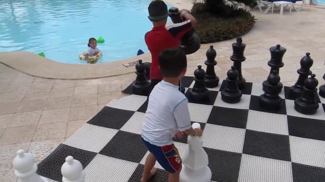 201210 - Grand Palladium Resort, Riviera Maya Poolside Activities, Giant Chess смотреть онлайн