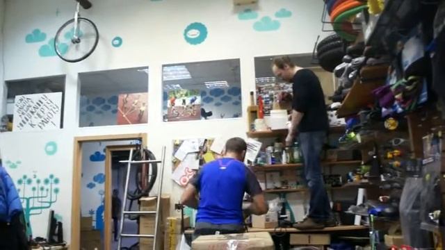 Сколько нужно человек, чтобы повесить скворечник? смотреть онлайн