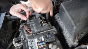 Снятие аккумулятора и свечей на Skoda Fabia 2
