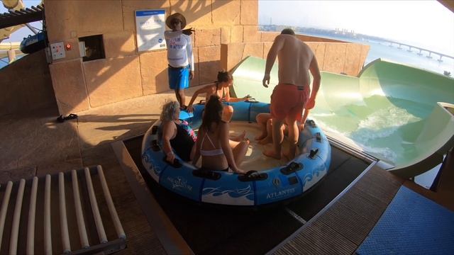Family Waterslide at Aquaventure Waterpark Dubai смотреть онлайн