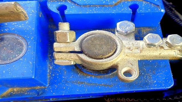 Вот главные причины почему окисляются клеммы на аккумуляторе автомобиля