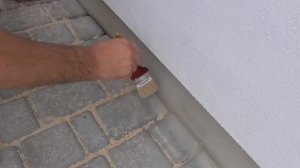 После того как сделаете отмостку Замазываем швы между тратуарной плиткой брущаткой и цоколем
