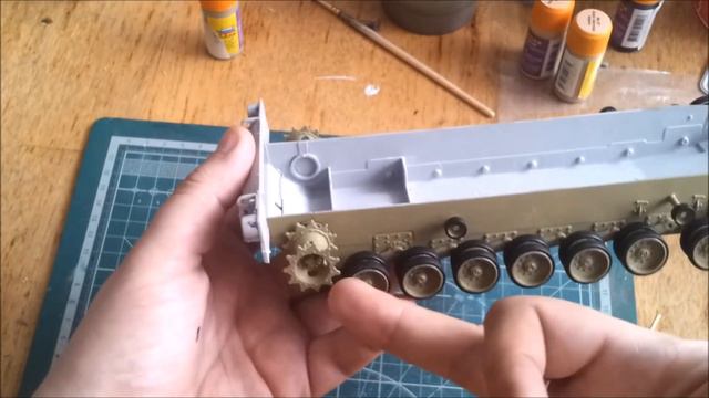 ABRAMS (Trumpeter) 35 scale...шаг 2 смотреть онлайн