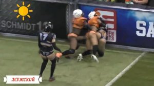 Женский американский футбол. Женщины в защите и трусах, бегают по полю с мячом