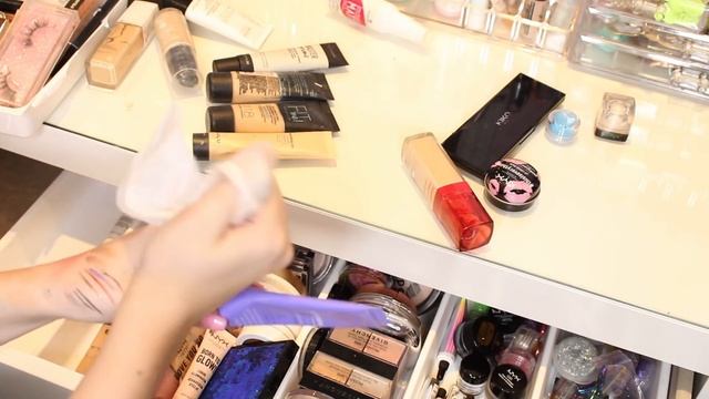 ВЫКИДЫВАЮ КОСМЕТИКУ / РАЗБОР КОСМЕТИКИ / МОЯ КОЛЛЕКЦИЯ КОСМЕТИКИ В 18 ЛЕТ / makeup declutter 2020 смотреть онлайн
