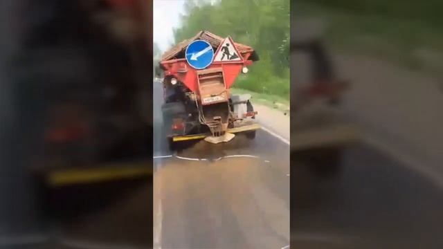 В России летом посыпают песком дорогу от гололёда смотреть онлайн