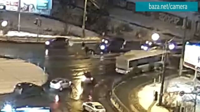 Сбили пешехода на кольце Конева - Можайского (Вологда, 21.12.2020 в 19:56) смотреть онлайн