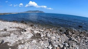 Пляж под горой Алчак в Судаке со стороны Меганома