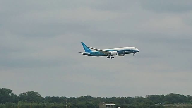 Dreamliner Low Pass Berlin Schoenefeld (SXF) (globemaster.de) смотреть онлайн