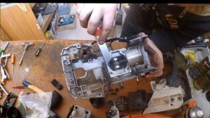 Цепное масло попало в цилиндр / Ремонт китайской бензопилы