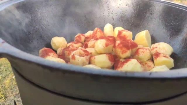 От этого балдеют все!НА КОСТРЕ! КУРИНАЯ ГОЛЕНЬ С КАРТОФЕЛЕМ В КАЗАНЕ! смотреть онлайн