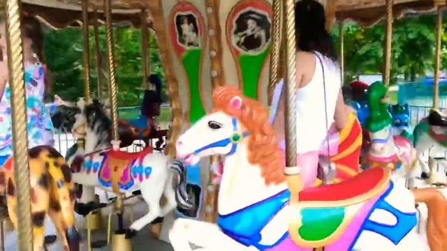 Дети играют в парке, рыбалка, аттракционы. Russian kids playing in the park смотреть онлайн