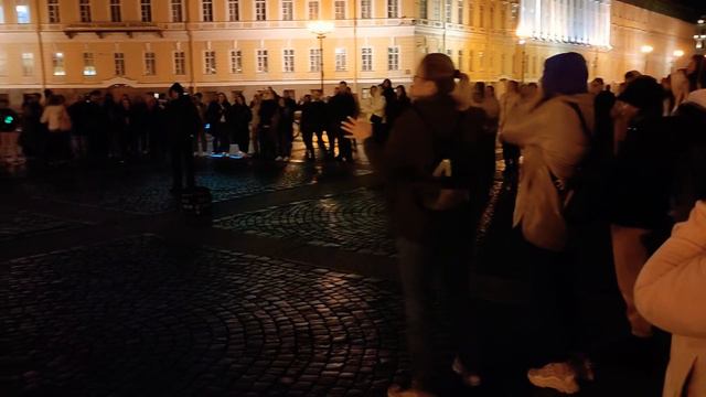 "Алёшка", "Белые розы", "Батарейка", на Дворцовой площади выступает уличный музыкант Евгений Морган смотреть онлайн