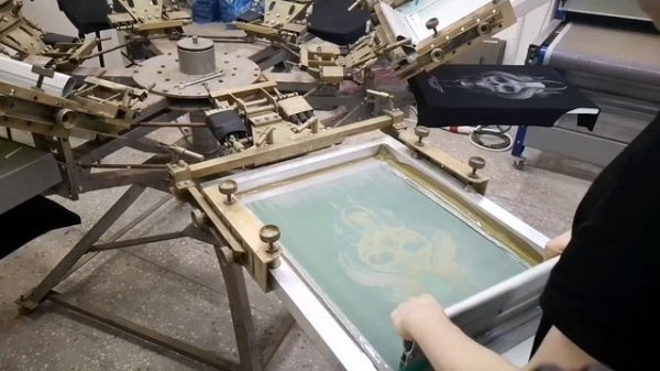 HEADCRAFT. Шелкография на футболках. Печать ч/б изображения.