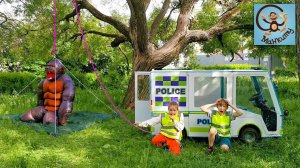 Дети и Машина. Диана и Даня, Полицейская машина и Горилла. Манкиту