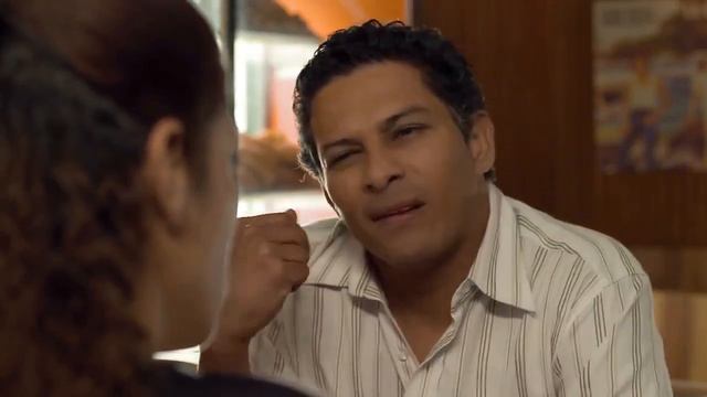 Detención y soborno por parte de Pablo Escobar y su primo Gonzalo - El Patrón смотреть онлайн