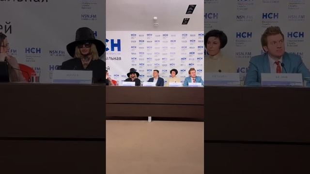 На пресс-конференции рассказал о модных трендах и .. - Сергей Зверев смотреть онлайн