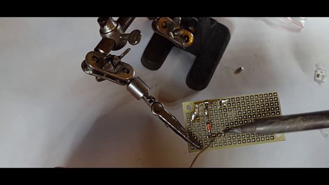 Простейший индикатор, сигнализатор низкого заряда аккумулятора смотреть онлайн