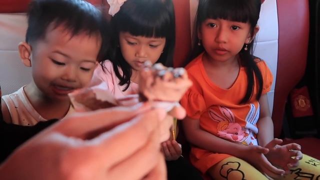 OMG!! Es Krim Milo Cone dari Malaysia Asli Enak Banget - Beli Ice Cream Milo di Penjual Es Krim смотреть онлайн