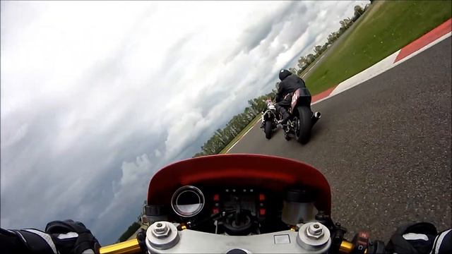 Magny Cours Club 26 avril 2015 Honda 1000 VTRF et 900 CBR intermédiare смотреть онлайн