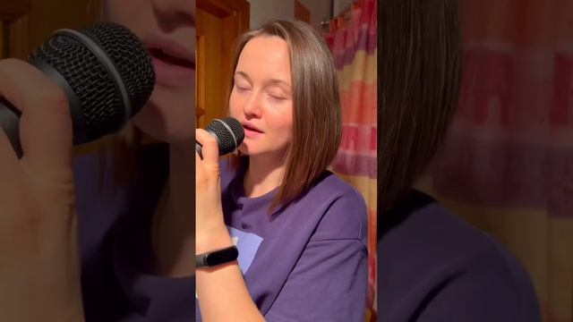 О главном ? держать микрофон правильно - очень важно. смотреть онлайн