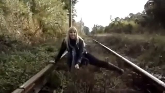 Ужас девушку сбивает поезд смотреть онлайн