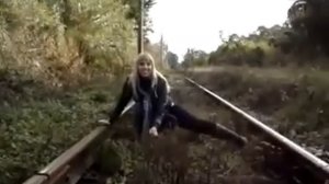 Ужас девушку сбивает поезд
