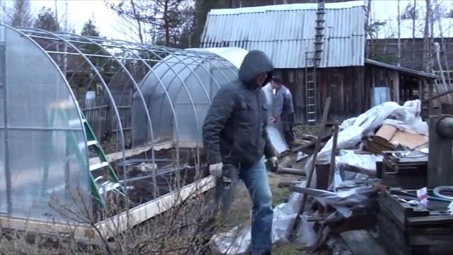 Как мы устанавливаем теплицы. Видео с места работы. смотреть онлайн