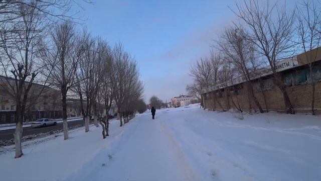 С барабаном строем идут солдаты в кафе Фарт на ужин в марте 2022 г. смотреть онлайн