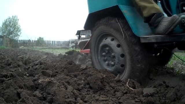Вспашка минитрактором смотреть онлайн