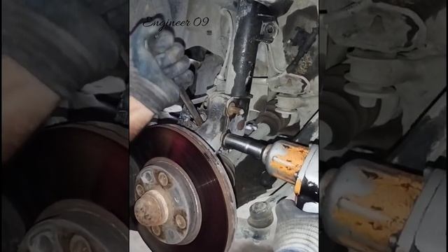 Removing the front shock absorber Opel Astra G. Снятие переднего амортизатора Опель Астра. смотреть онлайн