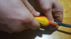 Как зачищать кабели и провода ножом с пяткой Knipex 9855