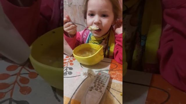 вот как надо кушать горячий суп