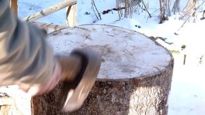 Колка дров: как расколоть большой пень за 3 минуты