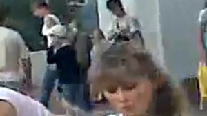 Молодая девушка курит