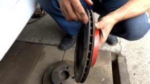 Замена передних тормозных дисков на Mazda Demio