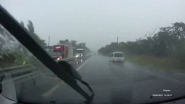 У Симферополя на CITROEN SPACTURER попали в сильный ливень с грозой .Выезжаем в Ялту. смотреть онлайн