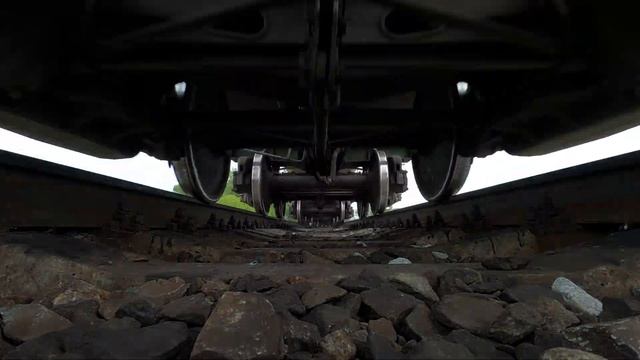 Вид снизу ВЛ80С-756 с цистернами